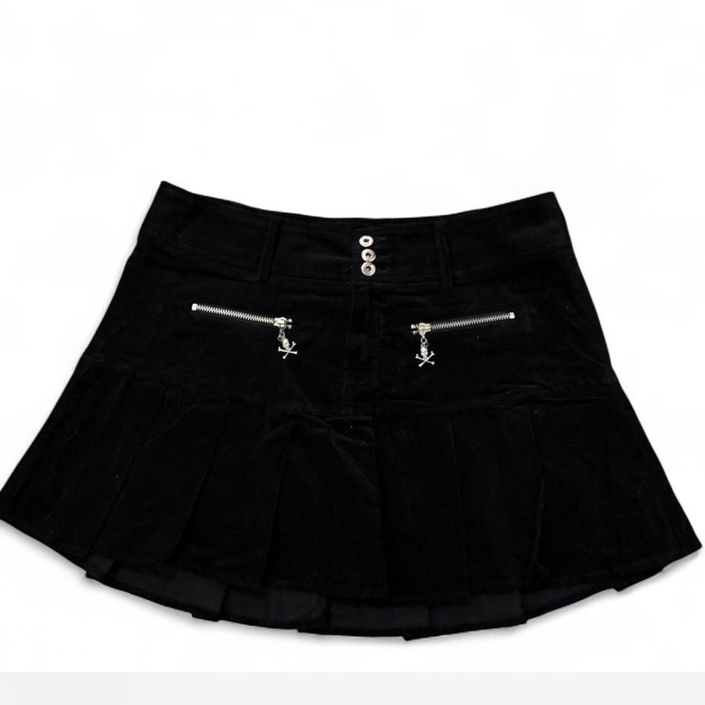 Social Collision Skull Zipper Pleated Mini Skirt